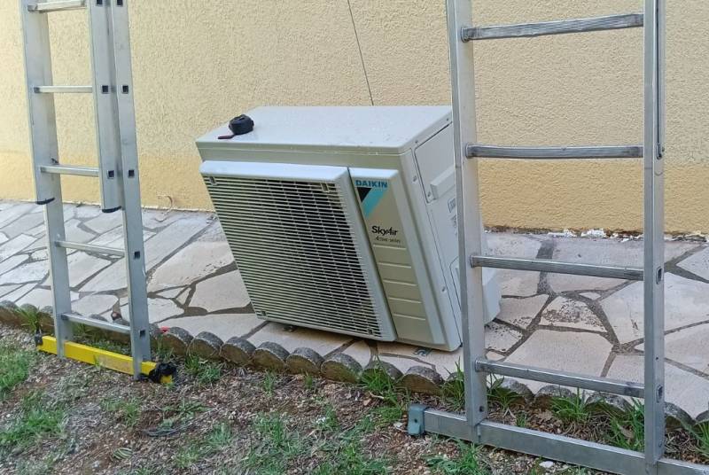 pose du groupe extérieur en hauteur