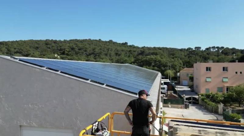 Installation de Panneaux Solaire pour Entreprise à Sanary-sur-Mer : Optimisez vos Coûts Énergétiques avec M2M83